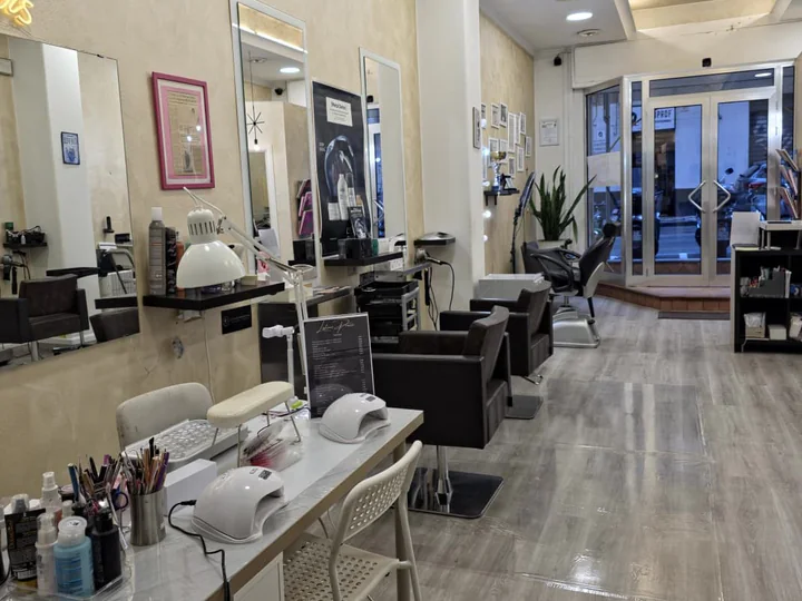 Panoramica delle postazioni hair e nail del salone RÈA