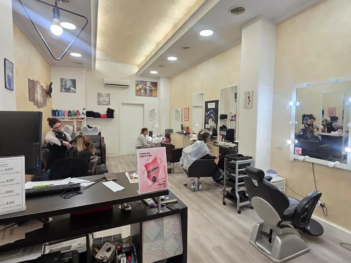 Postazioni hair e beauty del salone RÈA