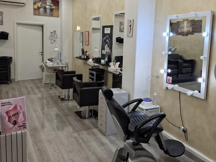 Poltrona beauty e specchio illuminato nel salone RÈA